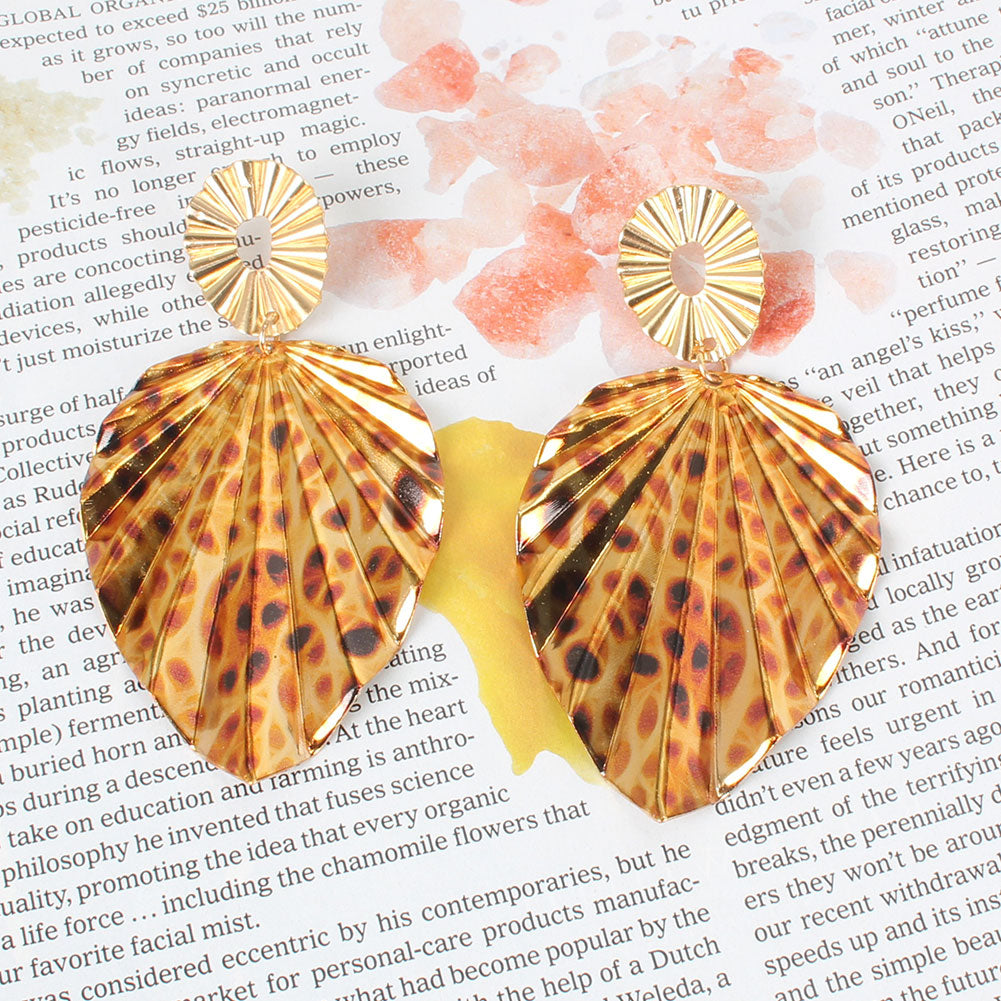 Exaggerated alloy leaf earring